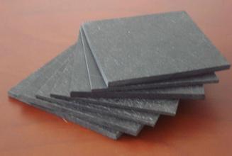 合成石是一種綠色環(huán)保石材,由95%以上的天然石粉，加上少量聚酯及粘合劑，在真空下混合，加壓，振動(dòng)成型而成。主要使用在建筑裝飾的墻面、地面、臺(tái)面、樓梯踏步上。合成石使用在下面地方較多：機(jī)場(chǎng)的地面、部分墻面、走廊、衛(wèi)生間的臺(tái)面以及墻面。廣場(chǎng)，商場(chǎng)大樓，寫字樓的公用部分，如大廳的地面、墻面、每層的走廊地面墻面、衛(wèi)生間的墻面、地面、臺(tái)面、電梯井。別墅，以臺(tái)面為主，在衛(wèi)生間也能常見(jiàn)到，另外還有樓梯踏步。其它地方，如公用建筑，博物館，展覽中心，醫(yī)院、學(xué)校等。